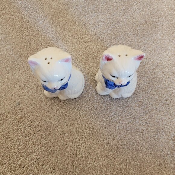 Adorable Vintage Blue and White Salt and Pepper Shaker Set - Picture 2 of 5